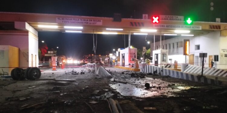 Tres personas murieron al chocar un trailer contra la caseta de cobro de Alhuey de la autopista Benito Juárez