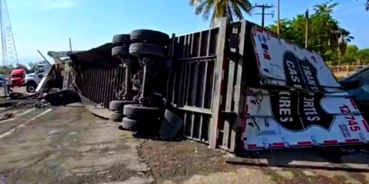 Chófer de trailer qué se estrelló contra caseta de cobro era vecino del Estado de México