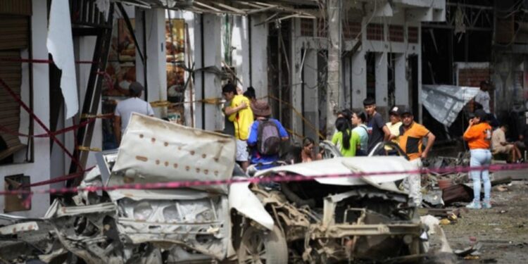 Múltiples ataques guerrilleros y atentados con coches bomba dejan cuatro muertos en Colombia