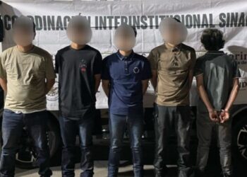 45 menores de edad detenidos por portar armas o ponchallantas durante ola de violencia en Sinaloa