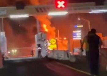 Chofer de tráiler y  dos trabajadores sin vida saldo de accidente en caseta de cobro de Alhuey