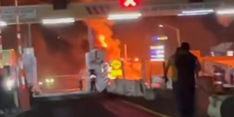 Chofer de tráiler y  dos trabajadores sin vida saldo de accidente en caseta de cobro de Alhuey