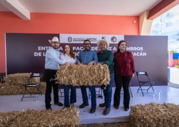 Alcalde de Culiacán apoya con pacas de maíz  a ganaderos