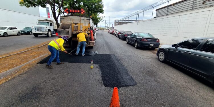 Avanzan obras de rehabilitación y bacheo en calles de Culiacán