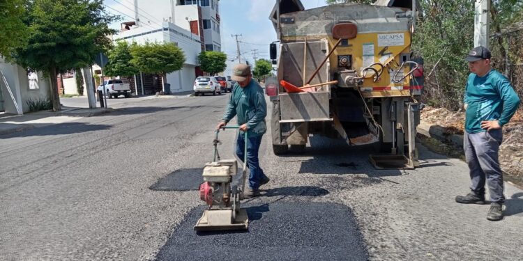Avanzan trabajos de bacheo en distintos puntos de Culiacán para mejorar la movilidad urbana