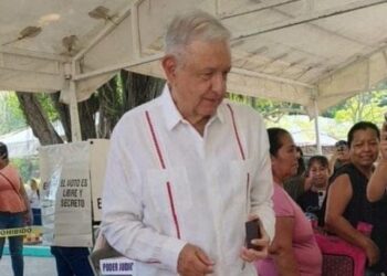 AMLO reaparece en público para votar en la ñelección judicial de hoy 01 de junio en México