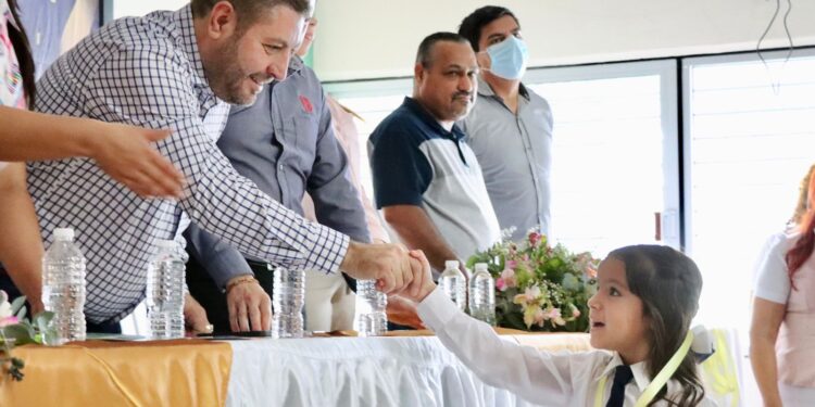 José Paz López asiste a ceremonia de clausura de preescolares; refrenda su compromiso con la niñez badiraguatense