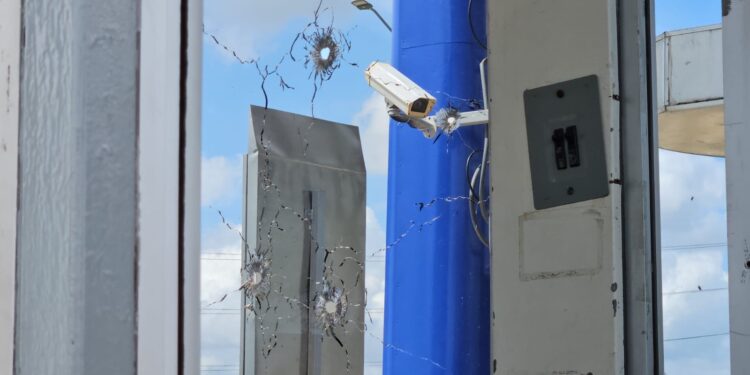 Grupo armado asalta caseta de cobro en San Pedro; se enfrentan con la Guardia Nacional