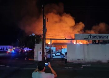 Se quema bodega con materiales para la construcción en Bachigualato
