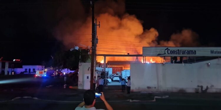 Se quema bodega con materiales para la construcción en Bachigualato