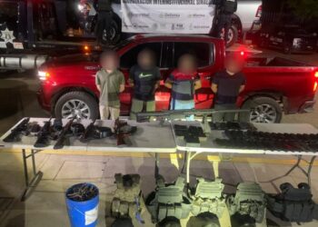 Grupo Interinstitucional asegura a 4 civiles, armas largas, cargadores, equipo táctico y 2 vehículos