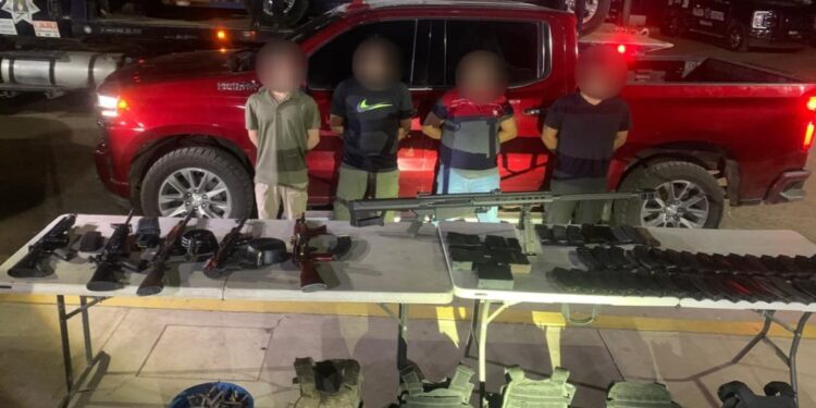 Grupo Interinstitucional asegura a 4 civiles, armas largas, cargadores, equipo táctico y 2 vehículos