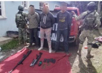 Aseguran a 3 civiles, armas, cargadores, cartuchos y un vehículo en Concordia