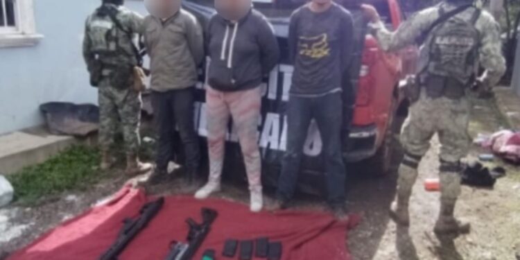 Aseguran a 3 civiles, armas, cargadores, cartuchos y un vehículo en Concordia