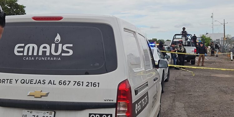 Localizan un cuerpo sin vida envuelto en plásticos negros sobre la Autopista Benito Juárez