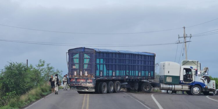 Se registran bloqueos en carreteras de Navolato
