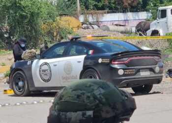 Tiran a una persona sin vida y envuelta en hules negros en la colonia Bachigualato