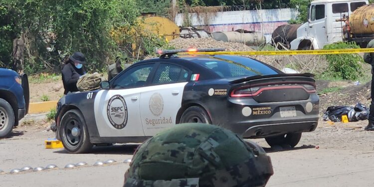 Tiran a una persona sin vida y envuelta en hules negros en la colonia Bachigualato