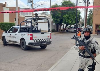 Sicarios abandonan un cuerpo sin vida y envuelto en plásticos transparentes en la Chapultepec