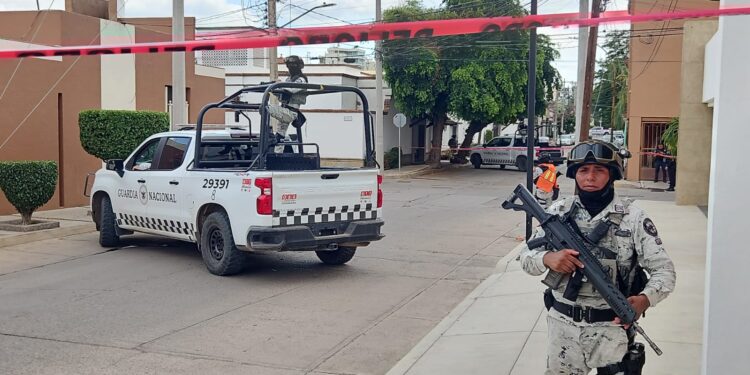 Sicarios abandonan un cuerpo sin vida y envuelto en plásticos transparentes en la Chapultepec