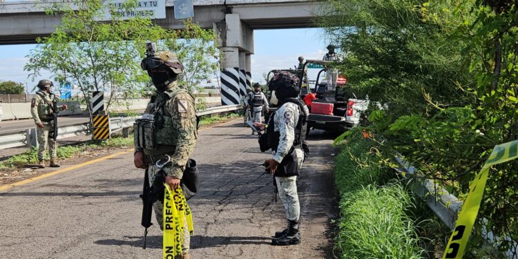 Localizan a un hombre asesinado a balazos en la carretera Culiacán-Eldorado