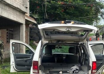 Militares aseguran camioneta armamento tras persecución en Culiacán