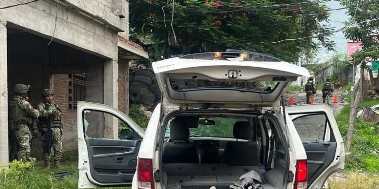 Militares aseguran camioneta armamento tras persecución en Culiacán