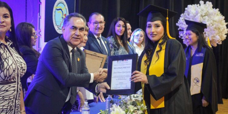 Reconoce el Rector de la UAS Jesús Madueña Molina a nuevos egresados de la Extensión Sinaloa de Leyva