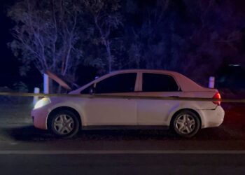 Abandonan a tres hombres asesinados en un auto abandonado sobre la autopista Benito Juárez