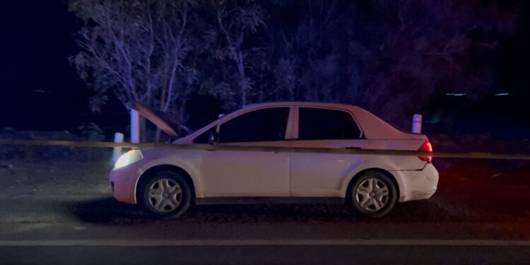 Abandonan a tres hombres asesinados en un auto abandonado sobre la autopista Benito Juárez