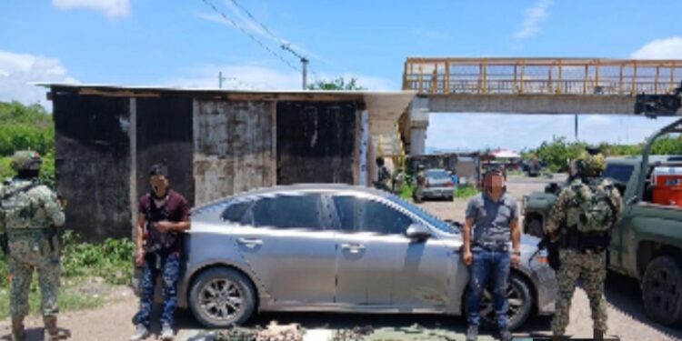 Detienen en Escuinapa a 2 civiles y les aseguran armas, municiones, ponchallantas y un vehículo