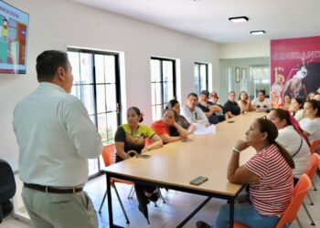 Comerciantes de Badiraguato reciben capacitación de COEPRISS; el objetivo es que cumplan con acciones de fomento sanitario