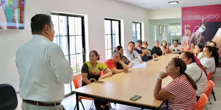 Comerciantes de Badiraguato reciben capacitación de COEPRISS; el objetivo es que cumplan con acciones de fomento sanitario