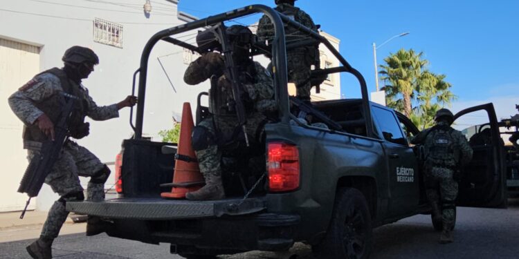 Grupo armado “revienta” casa en Montebello y se llevan a un joven por la fuerza