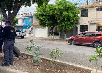 Ejecutan a balazos a un hombre en una camioneta en la colonia Solidaridad