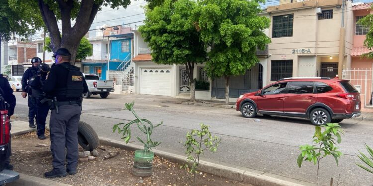 Ejecutan a balazos a un hombre en una camioneta en la colonia Solidaridad