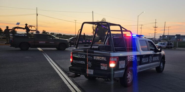 Durante persecución en el sector de la USE, autoridades aseguran a un probable delincuente y un vehículo