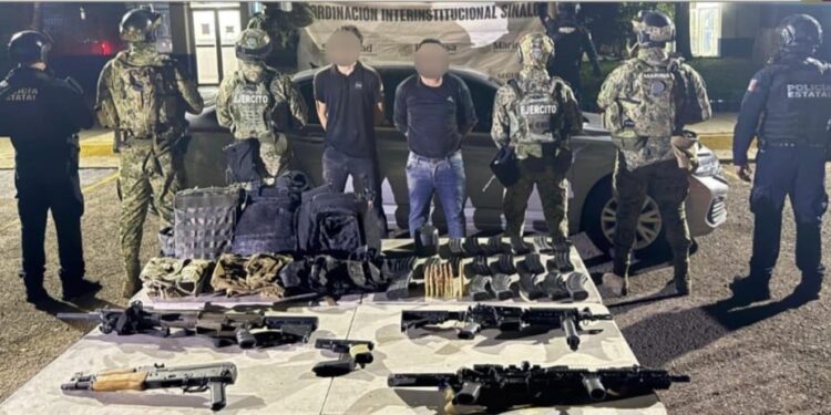 Capturan a 2 civiles en poder de armas, cargadores, cartuchos, equipo táctico y un vehículo en Culiacán