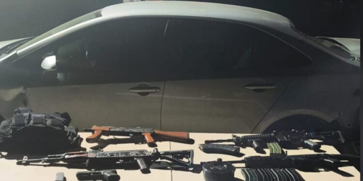 Tras agresión a policías estatales, Grupo Interinstitucional detuvo a 4 civiles y aseguró un vehículo, armas, municiones y equipo táctico