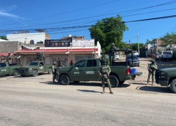 Detienen a joven en un auto con armas largas, cortas y equipo táctico