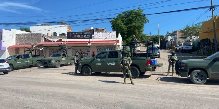 Detienen a joven en un auto con armas largas, cortas y equipo táctico