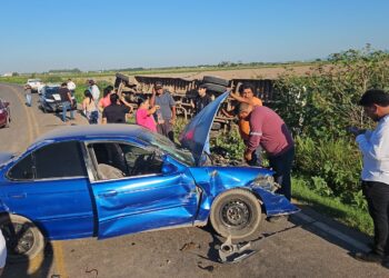 Colisión de un camión de jornaleros agrícolas y dos vehículos dejó por lo menos 5 personas heridas