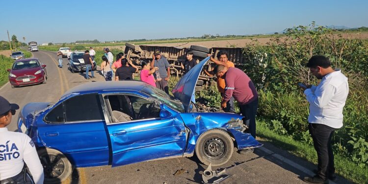 Colisión de un camión de jornaleros agrícolas y dos vehículos dejó por lo menos 5 personas heridas