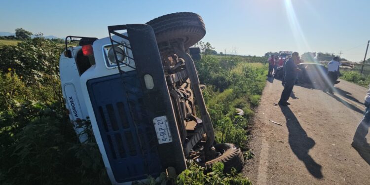 Volcadura de camión de jornaleros en La Palma deja 17 lesionados, entre ellos una mujer embarazada: SGG