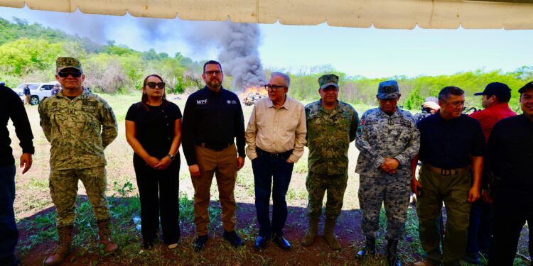 Encabeza el gobernador Rocha acto de incineración de narcóticos y destrucción de objetos del delito