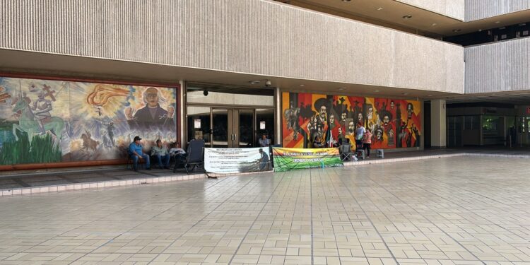 Cancelan conferencia de Vocería de Gobierno del Estado por protesta de agricultores en Palacio