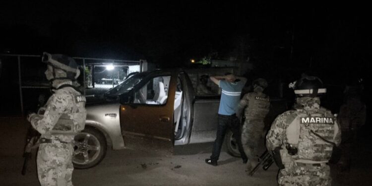 Capturan a civil, asegura armamento, droga y un vehículo en el campo Balbuena, Navolato