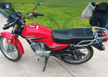 Aseguran en Culiacán, una motocicleta que llevaba un contenedor con dosis de presunta droga y municiones