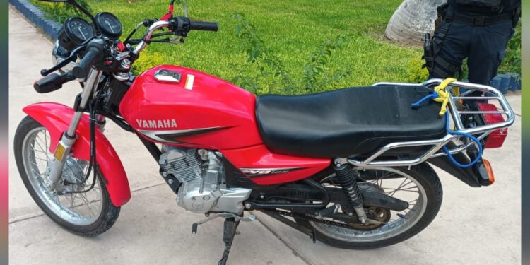 Aseguran en Culiacán, una motocicleta que llevaba un contenedor con dosis de presunta droga y municiones