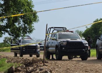 Hallan a un desconocido asesinado y con dos mensajes escritos en cartulinas en Culiacancito
